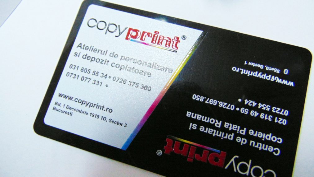 carte de vizita plastic negru printata cu alb