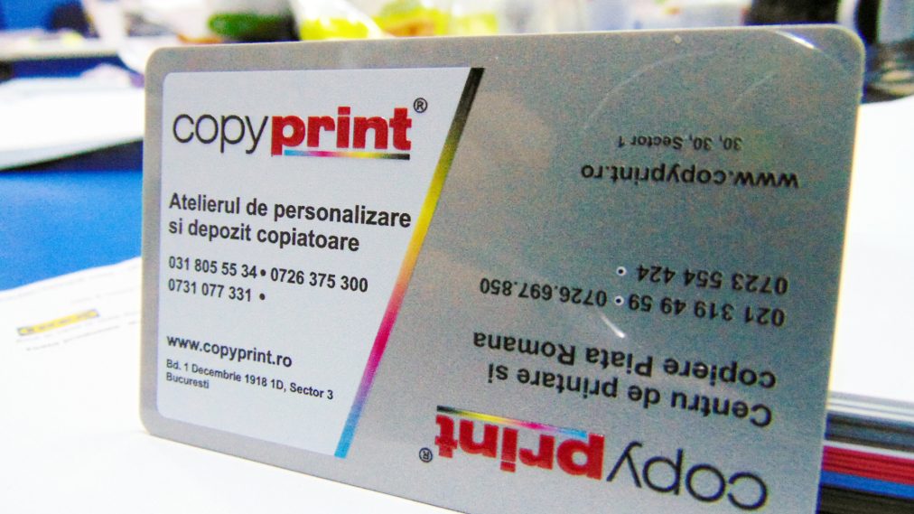 carte de vizita argintie printata cu alb